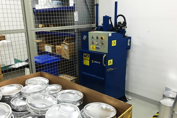 天津某壓縮機公司定制油桶壓扁機案例 天津某壓縮機公司定制油桶壓扁機案例