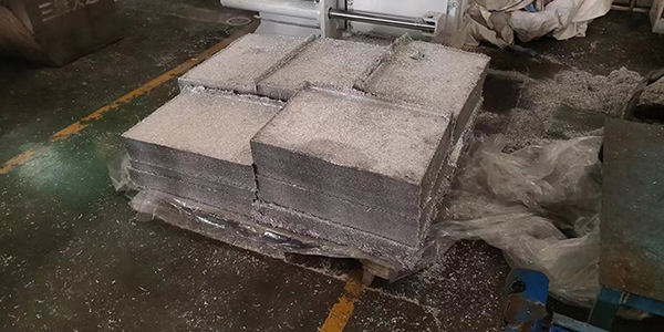 廢鋁碎屑散亂難堆放，廢舊鋁箔壓塊機(jī)上陣打包
