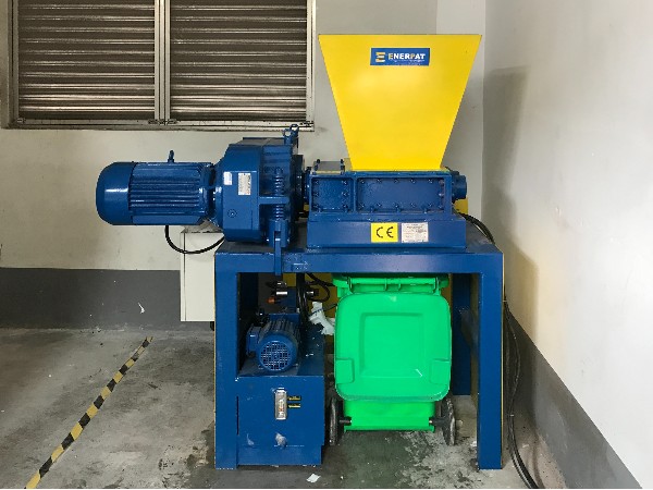 浙江某汽車零部件公司定制塑料桶撕碎機案例