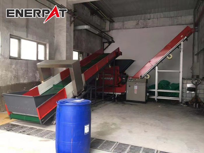 藍桶破碎機現(xiàn)場2 藍桶破碎機現(xiàn)場2