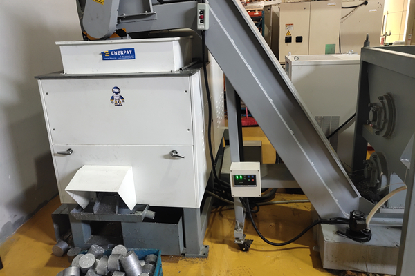 福州某鋁業公司定制鋁屑壓餅機案例