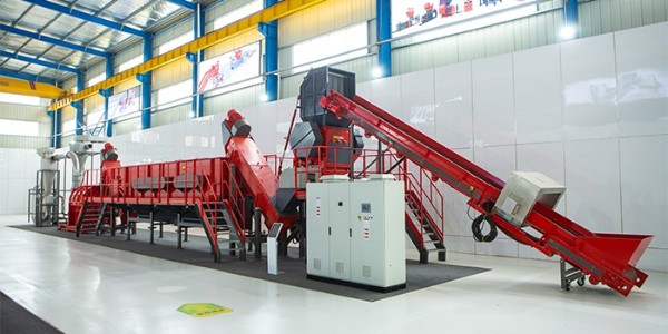 <i style='color:red'>化工桶如何清洗</i>？化工桶破碎清洗線來助力